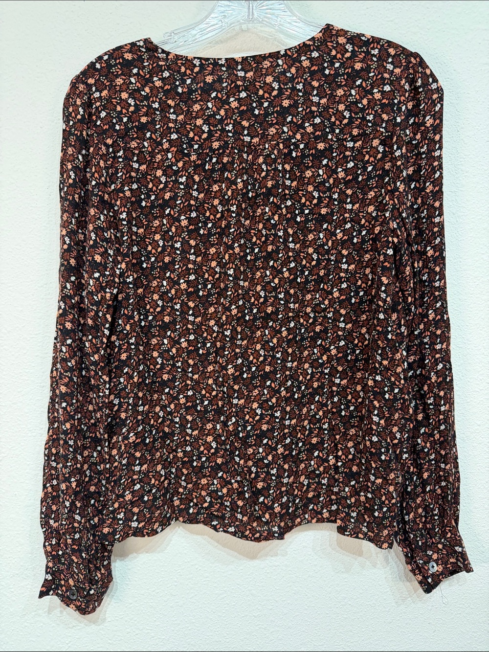 Garnet Hill floral button-up blouse Size 0 V-neckline and a dark daisy print - Picture 3 of 8